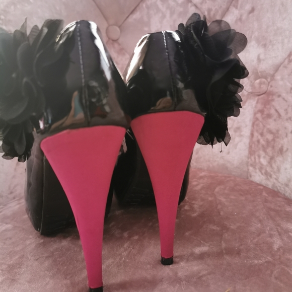 Heels - Picture 2 of 3